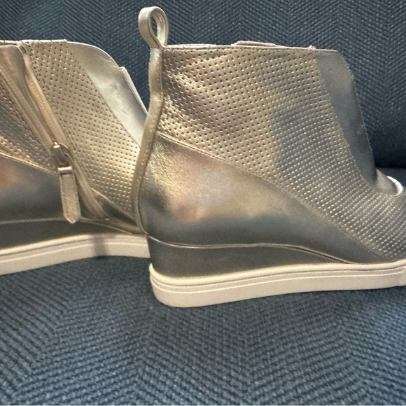 Linea Paolo gold wedge sneakers size 8.5 - Picture 7 of 15